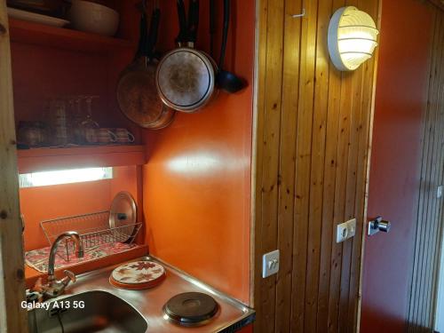 une cuisine avec un évier et un plan de travail dans l'établissement Studio 2 pers au cœur des Arcs 1800, proche pistes et commerces, animaux admis - FR-1-411-921, à Bourg-Saint-Maurice