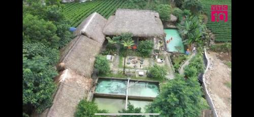eine Luftansicht eines Hauses mit Garten in der Unterkunft Dao's House Hoang Nong in Lá Cam