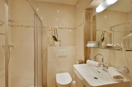 Koupelna v ubytování Hotel Garni Jennewein