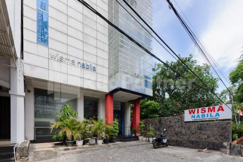 a building with a sign that reads usmna malila at RedDoorz at Wisma Nabila Syariah near Masjid Raya Baiturrahman Banda Aceh in Banda Aceh