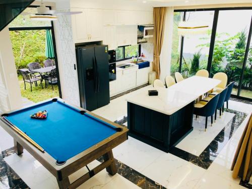 a living room with a pool table and a kitchen at The Mango Villa - Venus- Flamigo Dai Lai E3-7 in Phúc Yên