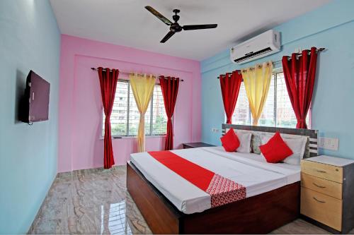 a bedroom with a bed with red and blue walls at The Blue Pearl Hotel in Kolkata