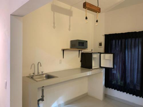 Kuchyň nebo kuchyňský kout v ubytování HOTEL SOÍ BACALAR