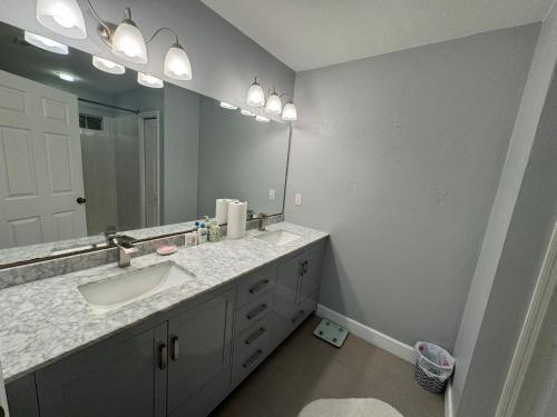 Bilik mandi di Spacious Room in A Nice House