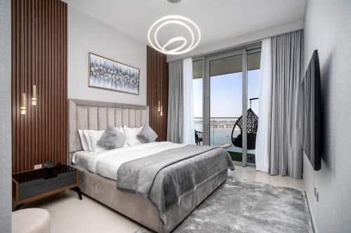 um quarto com uma cama grande e uma janela grande em *Private Beach* Best Ocean View Emaar BeachFront no Dubai