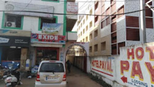 un coche aparcado en una calle en una ciudad en Hotel Payal Bhubaneswar, en Bhubaneshwar
