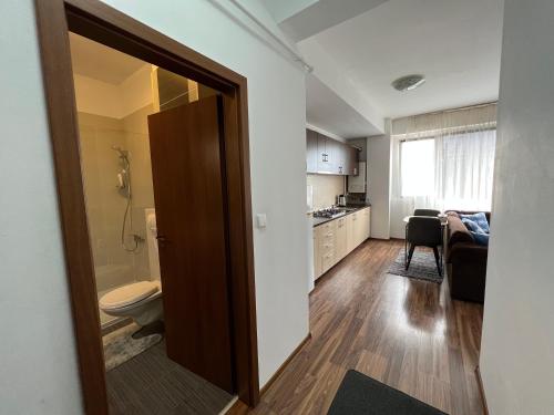 an open door to a kitchen and a living room at Apartament modern Ared UTA in Arad