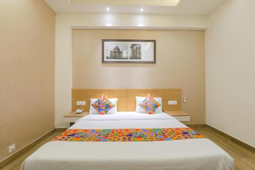 ein Schlafzimmer mit einem großen Bett in einem Zimmer in der Unterkunft FabHotel Raghubar Kripa in Lucknow