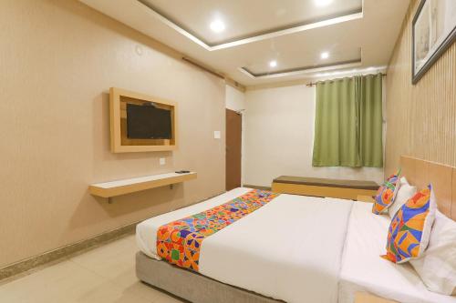 Una cama o camas en una habitación de FabHotel Raghubar Kripa
