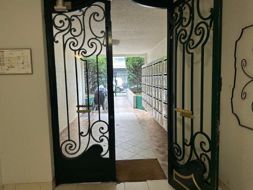 une porte ouverte menant à un couloir avec une personne au loin dans l'établissement Les clémentines, à Nice