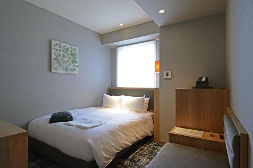 大阪的住宿－Hotel Forza Osaka Kitahama，小房间设有一张带窗户的床