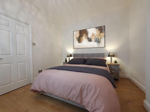 a bedroom with a bed and a painting on the wall at Hyde Park Elegance Escape : Central & Cozy in London