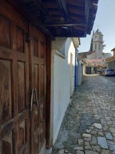 eine Gasse mit einer Holztür an einem Gebäude in der Unterkunft Hana Private Home in Pogradec