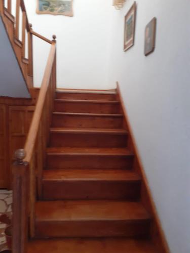 eine Treppe in einem Haus mit Holztreppen in der Unterkunft Hana Private Home in Pogradec