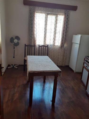 einen Tisch und einen Stuhl in einem Zimmer mit Fenster in der Unterkunft Hana Private Home in Pogradec