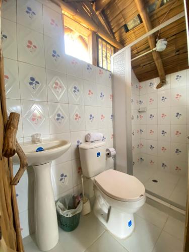 La salle de bains est pourvue de toilettes et d'un lavabo. dans l'établissement La Greca - Casa de Paz, à San Agustín