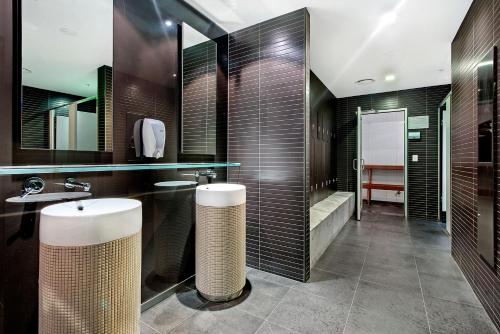 Baño con 2 lavabos y espejo en Hinterland Views - Circle On Cavill Levels 25-42 - 2 Bedrooms & 1 Bathroom - Wow Stay, en Gold Coast