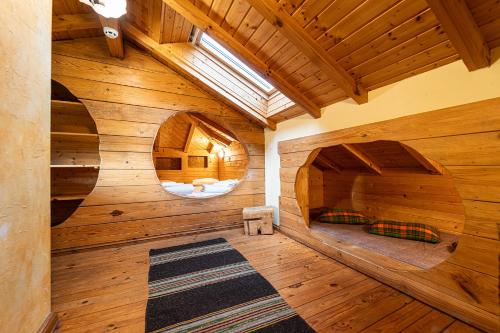 - une vue intérieure sur une cabane en bois avec 2 lits dans l'établissement Kandaphery Guest Houses, à Miykovtsi