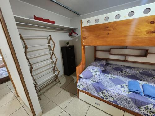 sypialnia z łóżkiem piętrowym i schodami w obiekcie rodrich business apartment w mieście Lima