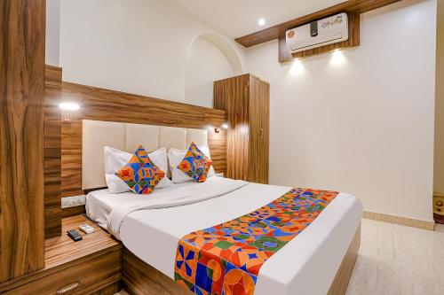 FabExpress Abad Inn في مومباي: غرفة نوم بسرير كبير في غرفة