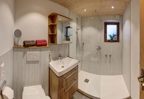 y baño con lavabo, ducha y aseo. en Beim Bretzner - Chiemgau Karte, en Inzell
