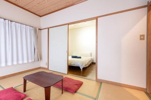 una camera con letto, tavolo e specchio di Tokyo Skytree Residence Inn (F2) a Tokyo