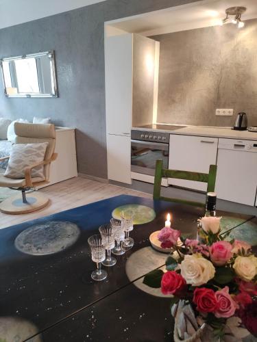 una sala de estar con una mesa con velas y copas de vino en Deich en Karolinenkoog