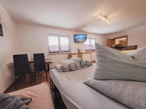 Un dormitorio con una cama con almohadas. en New apartment in the beautiful Pitztal, en Oberlehn