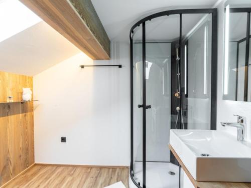 uma casa de banho com um lavatório e um chuveiro em Apartment in Salzburg with whirlpool tub em Neukirchen am Grossvenediger