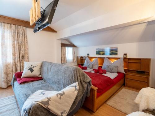 uma sala de estar com um sofá e uma cama em Apartment in Salzburg with whirlpool tub em Neukirchen am Grossvenediger