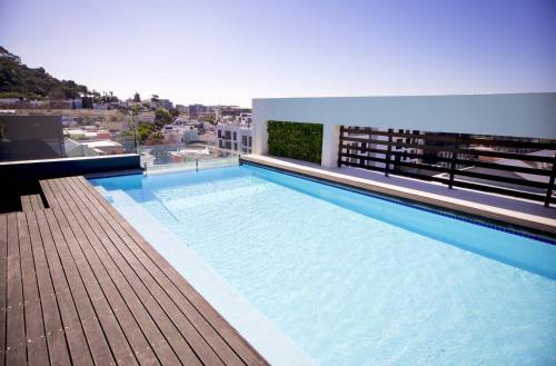 Poolen vid eller i närheten av Stunning Apartment with City View, Outdoor Pool, Gym, de Waterkant, Cape Town