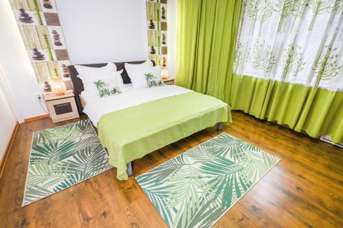 ティミショアラにあるPensiunea Venusのベッドルーム1室(緑のカーテンとラグ付きのベッド1台付)