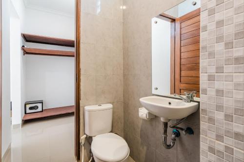 uma casa de banho com um WC e um lavatório em Villa Arya - Canggu em Canggu