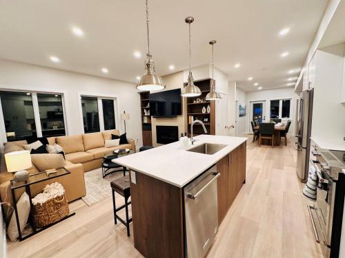 Dapur atau dapur kecil di Ski In Ski Out Private Hot Tub