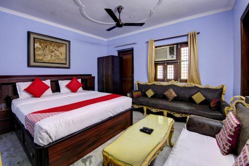 سرير أو أسرّة في غرفة في OYO Flagship Lemon Tree Residency