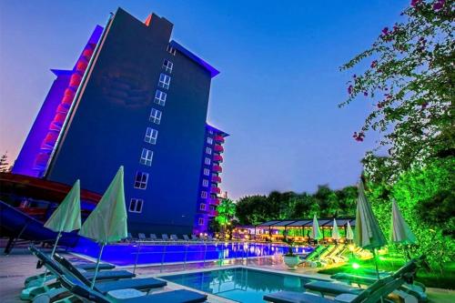 un hotel con piscina frente a un edificio en Grand Alisa Hotel (Ex. Royalisa Hotel), en Alanya