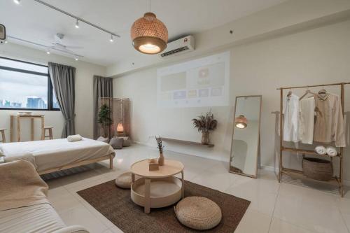 - une chambre blanche avec un lit et une table dans l'établissement Chambers Suites KL by Wabi-Wood House, à Kuala Lumpur