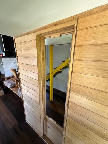 Una cama o camas en una habitación de Ocean Breeze Tiny House - Ocean and Lake View