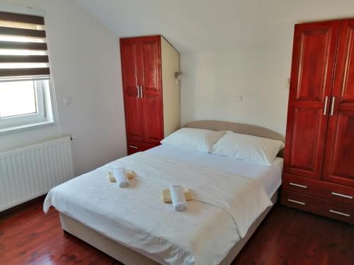Apartman LELI في كوبريس: غرفة نوم مع سرير مع وجود شمعتين عليه