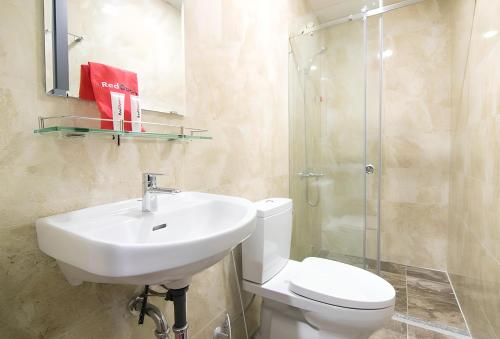 een badkamer met een wastafel, een toilet en een douche bij Nhà Khách 206 đà nẵng in Da Nang