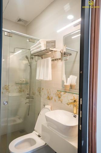 a bathroom with a toilet and a shower and a sink at Hoàng Gia Hotel Tuy Hoà in Tuy Hoa