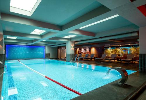 uma grande piscina num quarto de hotel em Windsor Hotel & Convention Center Istanbul em Istambul