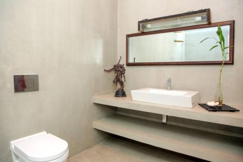 Ένα μπάνιο στο Luxury Villa close to famous Hikkaduwa Beach