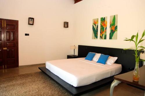 Ένα ή περισσότερα κρεβάτια σε δωμάτιο στο Luxury Villa close to famous Hikkaduwa Beach