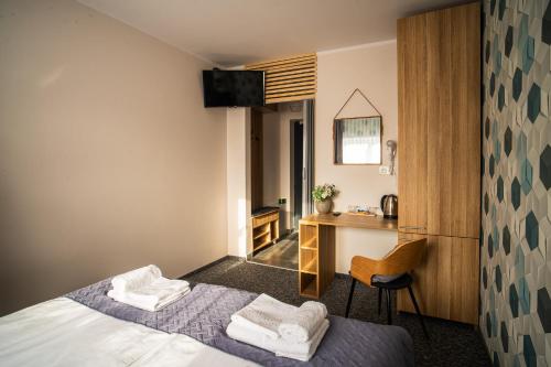 um quarto de hotel com uma cama e uma secretária em Diament Ruda Śląska em Ruda Śląska