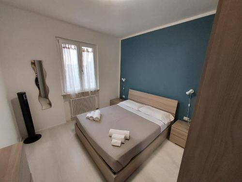 um quarto com uma cama com duas toalhas em ApartmentsGarda - Velia 23 em Lazise