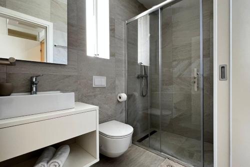 La salle de bains est pourvue d'une douche, de toilettes et d'un lavabo. dans l'établissement Luxury & stylish Villa Lavanda 5 m from the sea, à Vela Luka