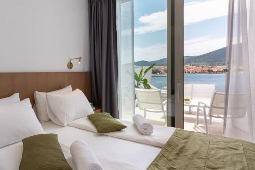 - une chambre avec un lit et une vue sur l'eau dans l'établissement Luxury & stylish Villa Lavanda 5 m from the sea, à Vela Luka