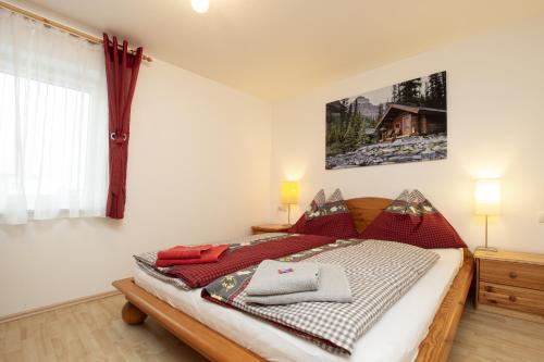 Un dormitorio con una cama con almohadas rojas. en Ferienwohnung Nagelschmied, en Radstadt