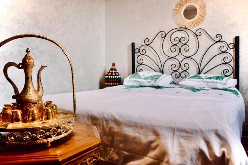 una camera con letto con struttura in metallo di Hostel artistic airport a Marrakech